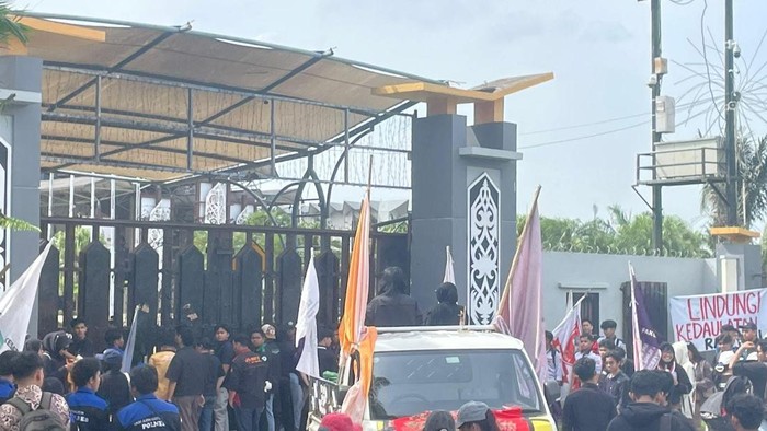 Aksi di depan Gedung DPRD Kaltim. (Istimewa)