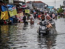 Aksi Nekat Warga Dorong Motor di Tengah Banjir Pondok Ungu Permai Bekasi