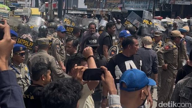 Aksi penertiban lahan eks Gubernur Sultra Nur Alam di Kendari memanas dan diwarnai aksi lempar batu.