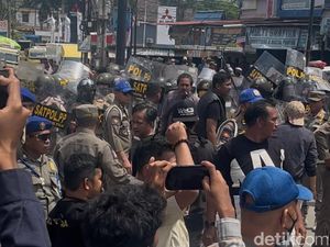 Penertiban Lahan Gudang Eks Gubernur Sultra Nur Alam Diwarnai Lemparan Batu
