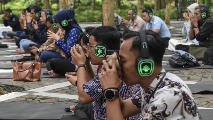 Peserta mendengarkan musik tradisional menggunakan penyuara jemala saat Diseminasi Musik Terapi Laras Jiwa di Kebon Djati Eatry, Kota Tasikmalaya, Jawa Barat, Kamis (22/1/2026). Kementerian Kebudayaan bekerja sama dengan Yayasan Asta Mekar menggelar terapi berbasis seni tradisional Sunda dengan memainkan alat musik secara langsung untuk membantu meredakan kecemasan dan meningkatkan kesehatan mental melalui pendekatan budaya lokal. ANTARA FOTO/Adeng Bustomi/agr