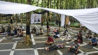Peserta mendengarkan alunan musik tradisional menggunakan penyuara jemala saat Diseminasi Musik Terapi Laras Jiwa di Kebon Djati Eatry, Kota Tasikmalaya, Jawa Barat. Foto: ANTARA FOTO/Adeng Bustomi