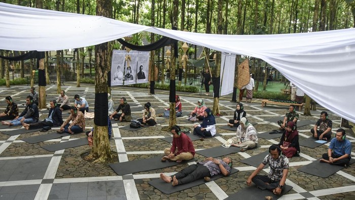 Peserta mendengarkan musik tradisional menggunakan penyuara jemala saat Diseminasi Musik Terapi Laras Jiwa di Kebon Djati Eatry, Kota Tasikmalaya, Jawa Barat, Kamis (22/1/2026). Kementerian Kebudayaan bekerja sama dengan Yayasan Asta Mekar menggelar terapi berbasis seni tradisional Sunda dengan memainkan alat musik secara langsung untuk membantu meredakan kecemasan dan meningkatkan kesehatan mental melalui pendekatan budaya lokal. ANTARA FOTO/Adeng Bustomi/agr