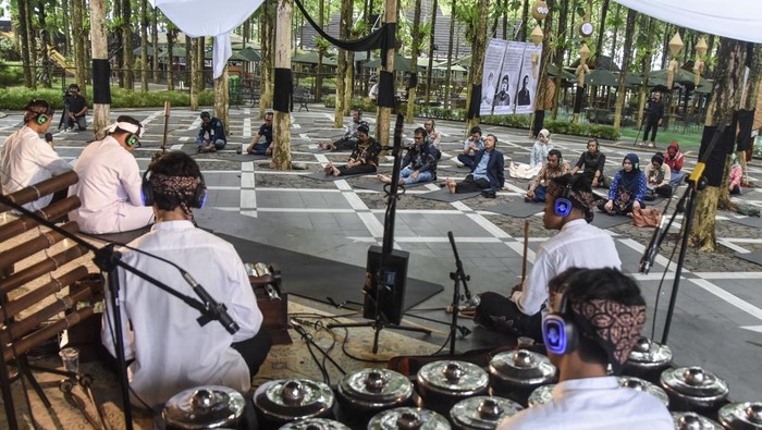 Peserta mendengarkan musik tradisional menggunakan penyuara jemala saat Diseminasi Musik Terapi Laras Jiwa di Kebon Djati Eatry, Kota Tasikmalaya, Jawa Barat, Kamis (22/1/2026). Kementerian Kebudayaan bekerja sama dengan Yayasan Asta Mekar menggelar terapi berbasis seni tradisional Sunda dengan memainkan alat musik secara langsung untuk membantu meredakan kecemasan dan meningkatkan kesehatan mental melalui pendekatan budaya lokal. ANTARA FOTO/Adeng Bustomi/agr