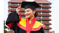 Sebelumnya, ia sudah lulus S1 dari Universitas Indonesia (UI) Fakultas Hukum.  Foto: dok instagram Amel Carla