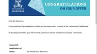 Ia membagikan surat bahwa Amel Carla diterima kuliah S2 di University of Melbourne. Dalam keterangan surat yang dibagikan, Amel Carla, diterima di program Master of Laws (LL.M).  Foto: dok instagram Amel Carla