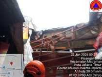 Atap Rumah di Matraman Jaktim Roboh Akibat Hujan Deras, 1 Warga Terluka