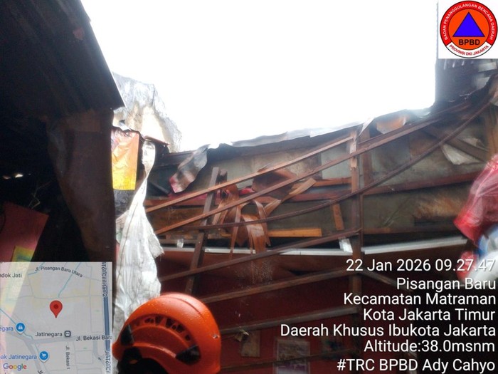 Atap Rumah di Matraman Jaktim Roboh Akibat Hujan Deras, 1 Warga Terluka
