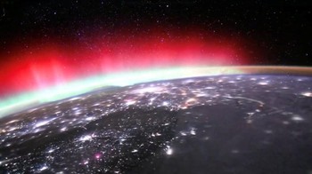 Pemandangan aurora dari orbit menampilkan keindahan fenomena alam yang jarang dapat disaksikan dari permukaan planet. REUTERS/Roscosmos  