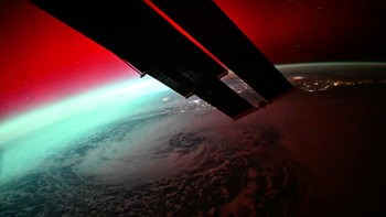 Fenomena Aurora Borealis atau cahaya utara terlihat menghiasi langit Bumi dalam gambar diam yang diambil dari video oleh kosmonaut Roscosmos Sergey Kud-Sverchkov dari Stasiun Luar Angkasa Internasional (ISS), Selasa (20/1/2026). REUTERS/Roscosmos  