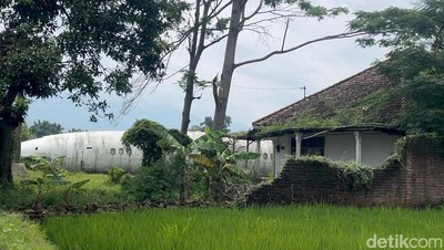 Potret Bangkai Pesawat Misterius di Halaman Rumah Kosong Mojokerto