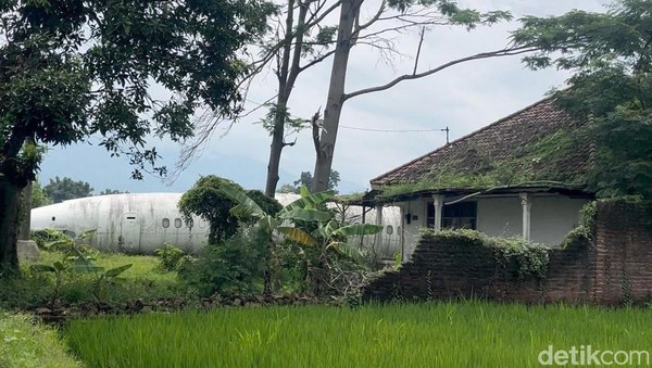 Potret Bangkai Pesawat Misterius di Halaman Rumah Kosong Mojokerto