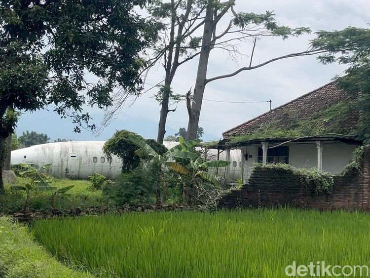 Potret Bangkai Pesawat Misterius di Halaman Rumah Kosong Mojokerto