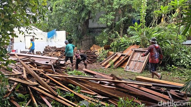 Penampakan bangunan bersejarah Ndalem Padmosusastro di Timuran, Banjarsari, Solo, yang kini tinggal puing-puing, Kamis (22/1/2026).