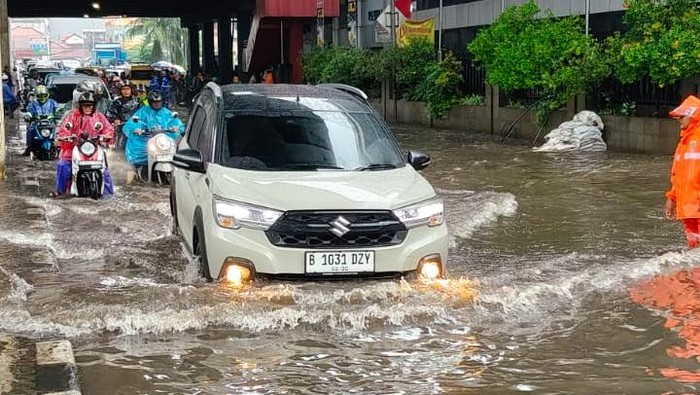 Banjir di Depan Pasar Cipulir, Kendaraan Melambat Bikin Lalin Tersendat