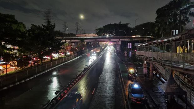 Banjir di Jalan DI Pandjaitan, Jakarta Timur mulai surut. (Taufiq/detikcom)