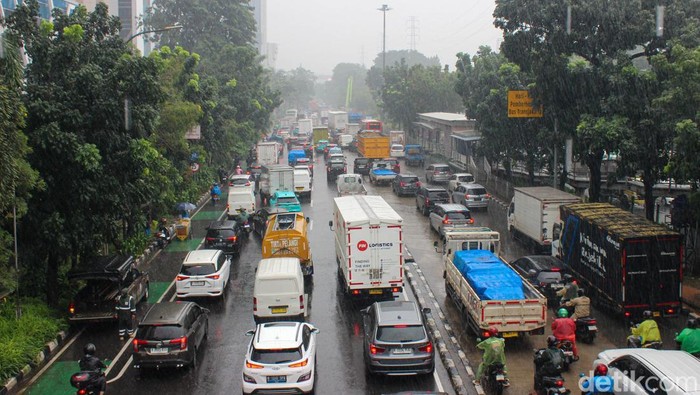 Banjir Genangi Jalan DI Pandjaitan Jaktim Surut, Lalin Normal Lagi
