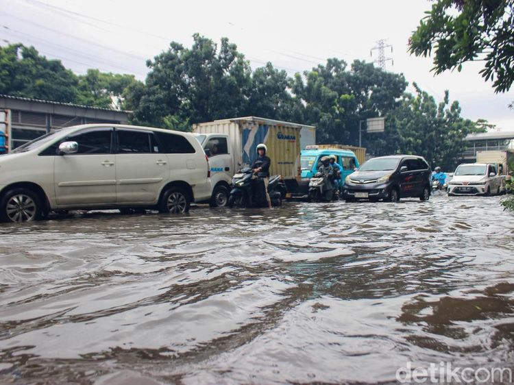 Banjir di Jalan D.I. Panjaitan Hambat Lalu Lintas