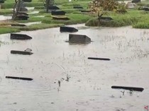 Banjir Rendam TPU Pondok Kelapa Jaktim, Sejumlah Kuburan Tergenang