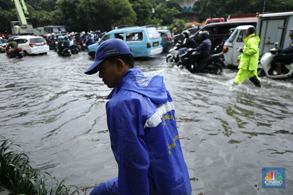 Hujan deras mengguyur Jakarta menyebabkan banjir menggenangi ruas jalan Panjaitan, tepatnya di lajur kiri dari arah Cawang menuju Kebon Nanas, Jakarta, Kamis (22/1/2026). (CNBC Indonesia/Tri Susilo)