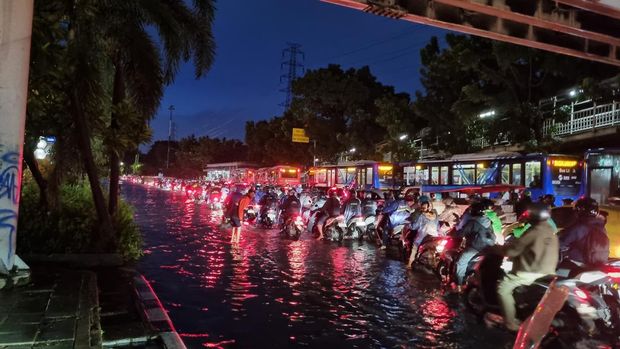 Banjir masih menggenang di Jalan DI Pandjaitan, Jatinegara, Jakarta Timur, malam ini. (Taufiq/detikcom) Banjir masih menggenang di Jalan DI Pandjaitan, Jatinegara, Jakarta Timur, malam ini. (Taufiq/detikcom)