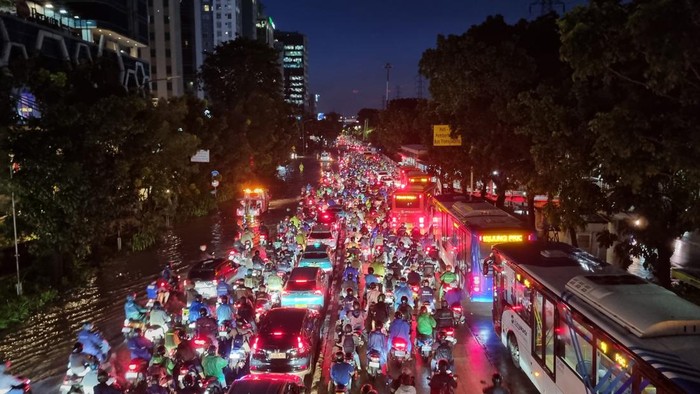 Banjir di Jalan DI Pandjaitan Belum Juga Surut Malam Ini, Lalin Macet