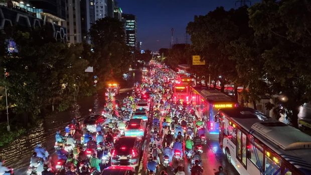 Banjir masih menggenang di Jalan DI Pandjaitan, Jatinegara, Jakarta Timur, malam ini. (Taufiq/detikcom)
