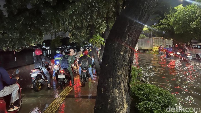 Jalan Daan Mogot Jakbar Masih Banjir Malam Ini, Pemotor Lewat Trotoar