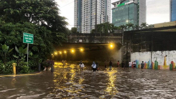 Banjir Dekat Stasiun Kereta Cepat Halim, Penumpang Diimbau Lewat Tol-LRT