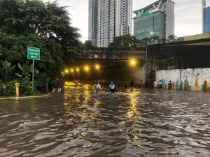 Banjir Dekat Stasiun Kereta Cepat Halim, Penumpang Diimbau Lewat Tol-LRT