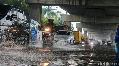 Banjir Rendam Jalan Pegangsaan Dua, Lalu Lintas Padat dan Melambat