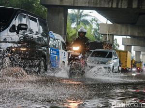 Banjir Rendam Jalan Pegangsaan Dua, Lalu Lintas Padat dan Melambat