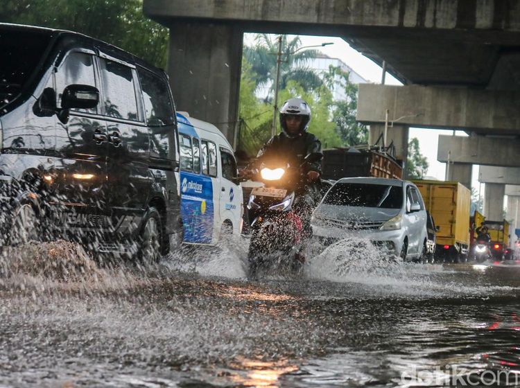 Banjir Rendam Jalan Pegangsaan Dua, Lalu Lintas Padat dan Melambat