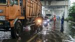 Banjir Rendam Jalan Pegangsaan Dua, Lalu Lintas Padat dan Melambat