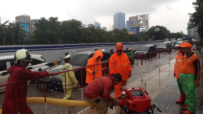 Banjir Rendam Jalan Satria Raya Grogol, Ketinggian Air Capai 30 Cm