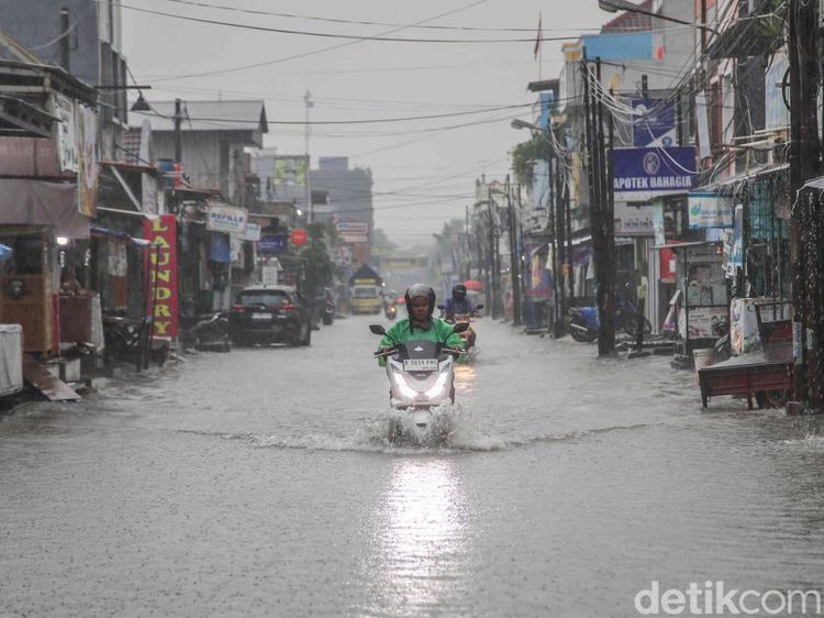 Banjir Rendam Pondok Ungu Permai Bekasi, Aktivitas Warga Terganggu