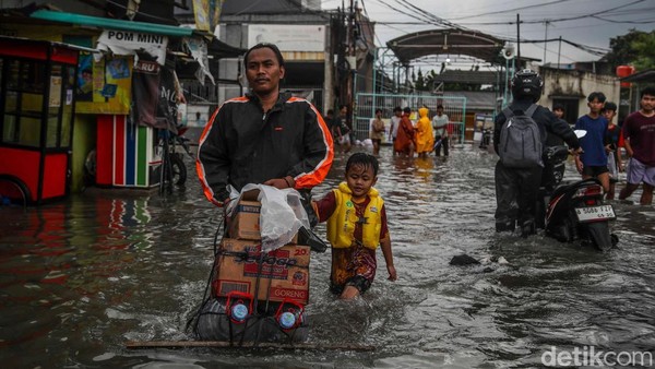 Banjir Tak Kunjung Surut, Aktivitas Warga Pondok Ungu Permai Terganggu
