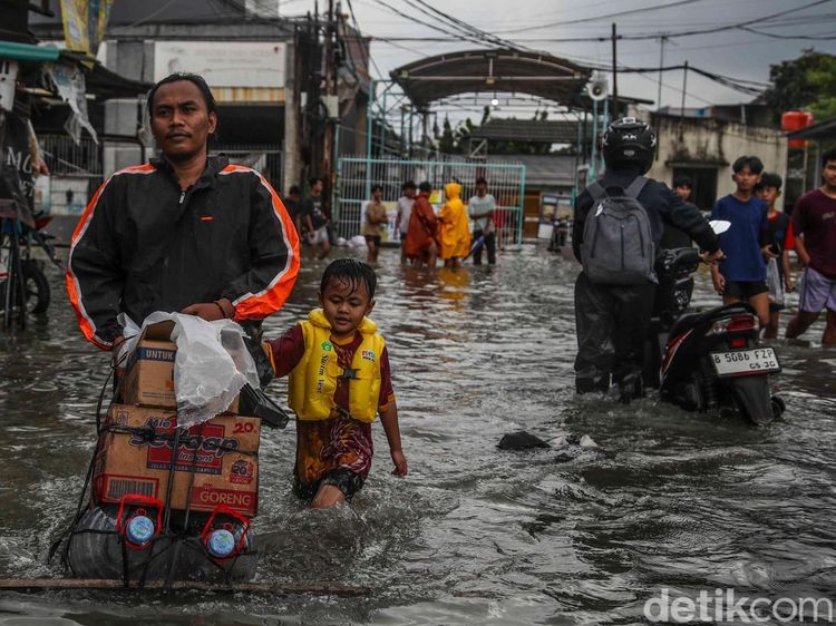 Banjir Tak Kunjung Surut, Aktivitas Warga Pondok Ungu Permai Terganggu