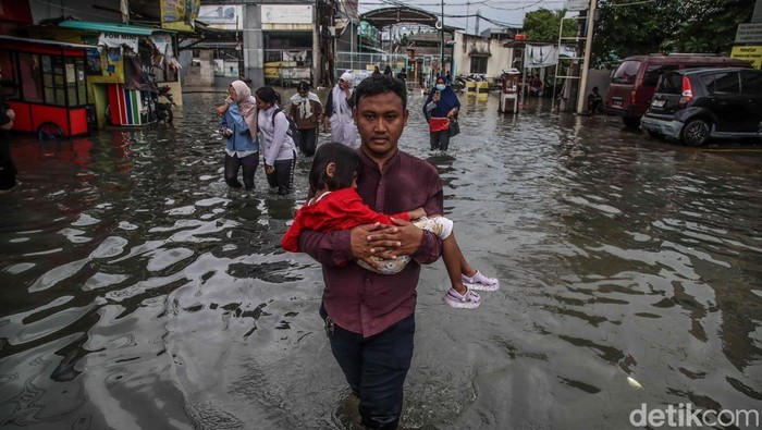 Banjir merendam kawasan Pondok Ungu Permai, Kabupaten Bekasi, Kamis (22/1/2026), sejak pagi hari. Hingga sore, genangan belum surut dan melumpuhkan aktivitas warga.