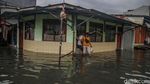 Banjir Tak Kunjung Surut, Aktivitas Warga Pondok Ungu Permai Terganggu