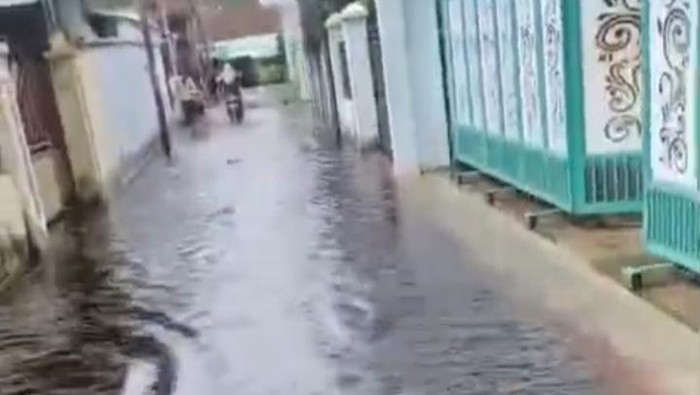 Kondisi air banjir di Pekalongan yang berwarna merah.