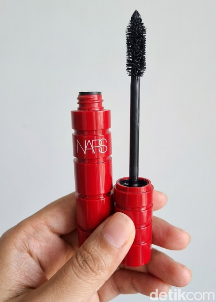 Battle Maskara NARS dan Mother of Pearl.