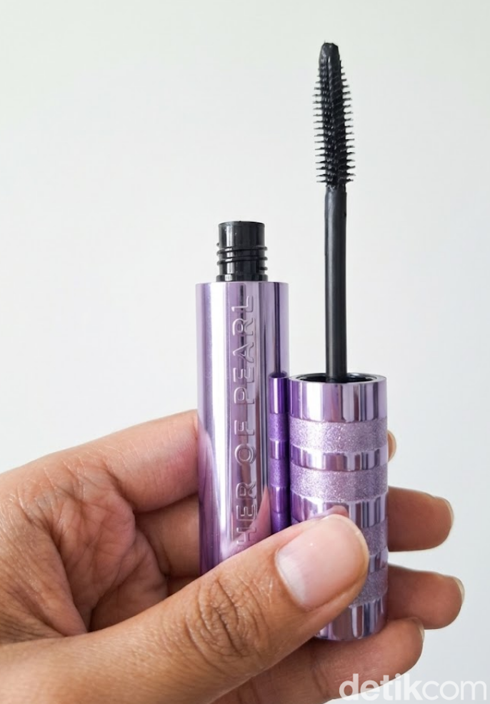 Battle Maskara NARS dan Mother of Pearl.