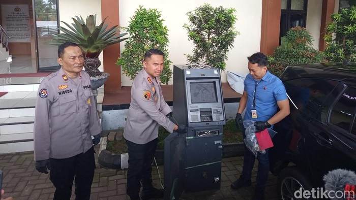 Barang bukti yang diamankan dari tersangka pembobolan mesin ATM di Halaman Kecamatan Kedu oleh Reskrim Polres Temanggung, Kamis (22/1/2026).