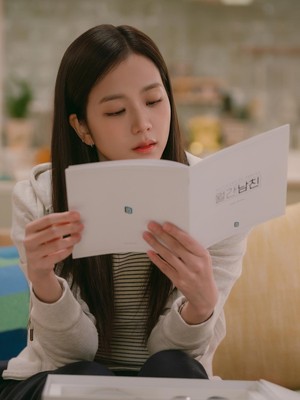 Jisoo Jadi Produser Webtoon di Drakor Boyfriend on Demand