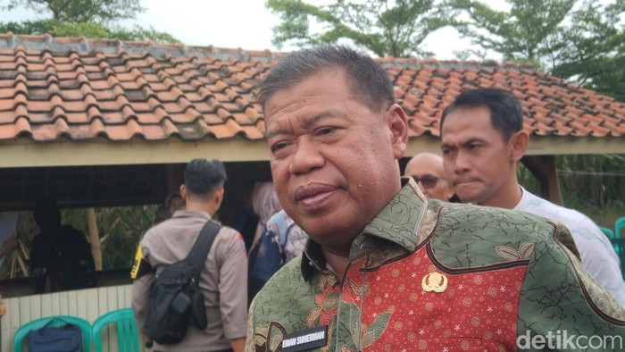 Bupati Majalengka Eman Suherman saat meninjau lokasi untuk pembangunan Sekolah Rakyat