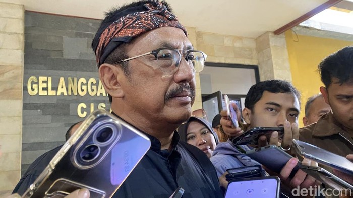 Bupati Sukabumi Asep Japar