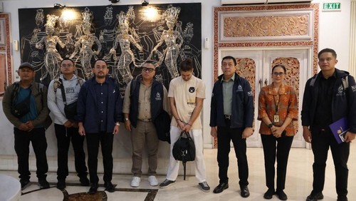Buronan asal Rumania dideportasi dari Bali oleh petugas Imigrasi Ngurah Rai.