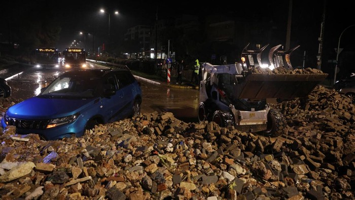 A street covered by debris, as a storm hits Athens, Greece, January 21, 2026. REUTERS/Louisa Gouliamaki