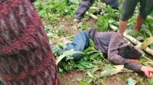 Terduga pelaku curanmor lemas tak berdaya setelah diamuk massa di Desa Perian, Kecamatan Montong Gading, Lombok Timur, NTB. Rabu (21/1/2026).